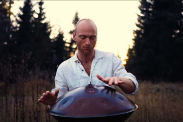 Malte Marten playing Handpan