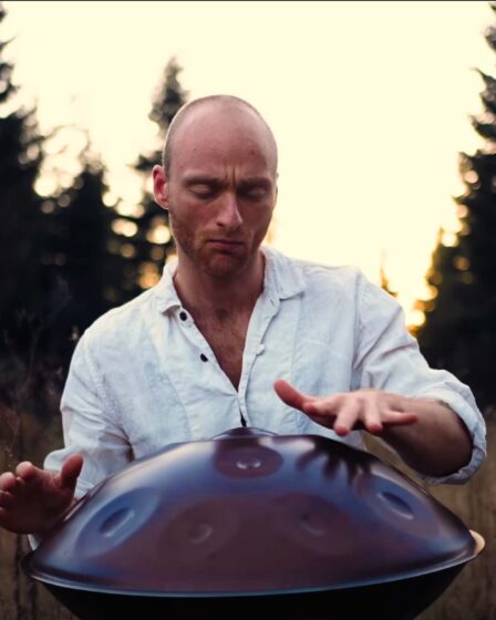 Malte Marten playing Handpan